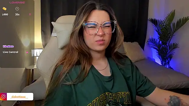 dakottaa  online show from November 28, 2025, 11:40 pm