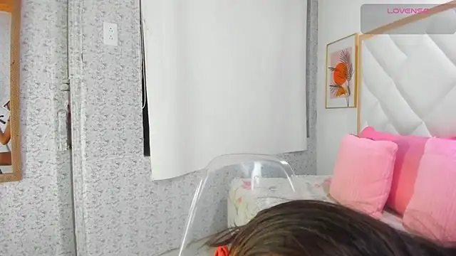 EmiliBonnie online show from October 17, 2025, 12:01 am