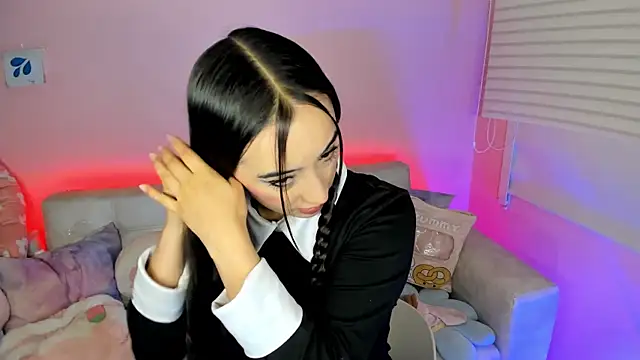 tinysara online show from March 27, 2026, 4:40 pm