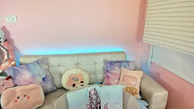 tinysara online show from April 4, 2026, 4:37 pm