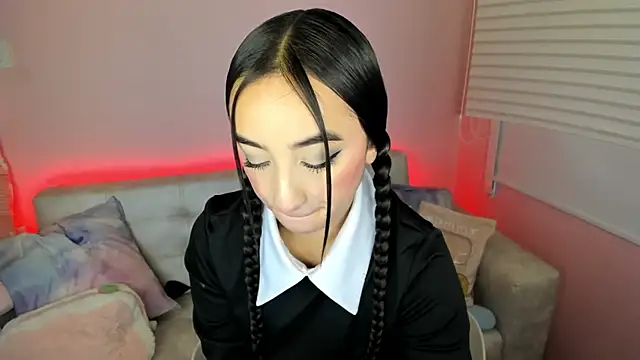 tinysara online show from April 13, 2026, 4:23 pm