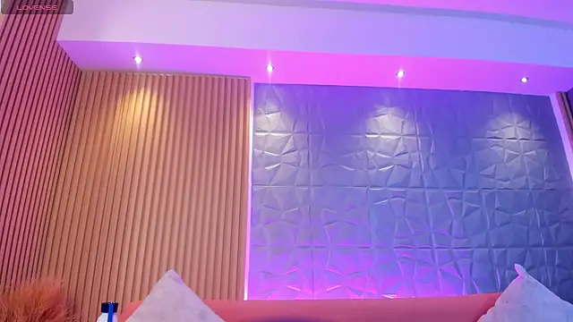 charlottewhitte online show from March 3, 2025, 11:33 am