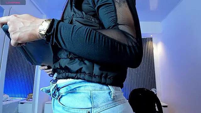 charlottewhitte online show from February 4, 2026, 2:45 pm