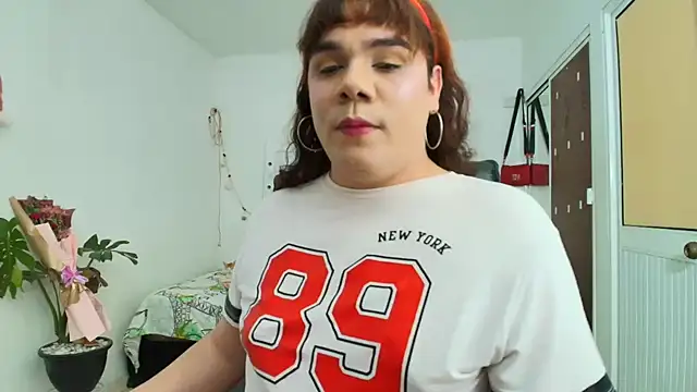 Snapshot of Violetacam_05 chatting on March 9, 2026, 8:40 am Violetacam 05 online show from March 9, 2026, 8:40 am