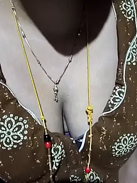 tuttifrutti17 online show from November 18, 2025, 5:06 pm