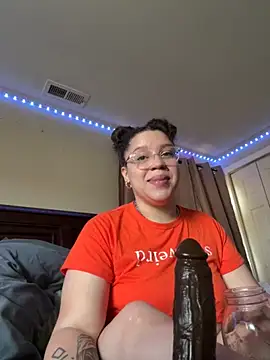 QueenNuttCollector online show from October 28, 2025, 2:09 pm