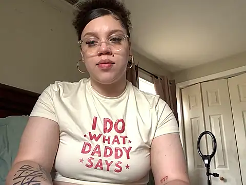 Snapshot of QueenNuttCollector chatting on April 20, 2026, 4:43 pm QueenNuttCollector online show from April 20, 2026, 4:43 pm