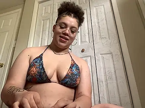 Snapshot of QueenNuttCollector chatting on April 26, 2026, 6:38 pm QueenNuttCollector online show from April 26, 2026, 6:38 pm
