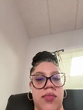 Snapshot of QueenNuttCollector chatting on May 27, 2026, 4:04 pm QueenNuttCollector online show from May 27, 2026, 4:04 pm