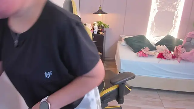 izaro22 online show from December 21, 2024, 8:10 pm