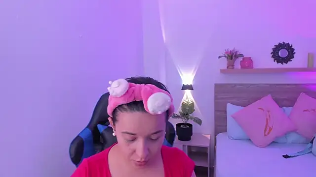 izaro22 online show from October 6, 2025, 12:46 pm