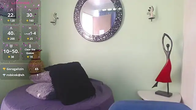 Sofia Franco  online show from December 3, 2024, 2:05 pm
