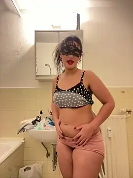 Snapshot of Sarahkhaalifa chatting on November 15, 2025, 9:11 pm Sarahkhaalifa online show from November 15, 2025, 9:11 pm