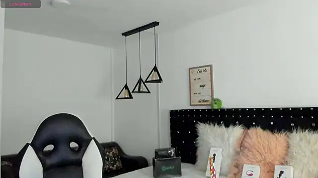 natasha logan  online show from March 2, 2025, 4:07 am