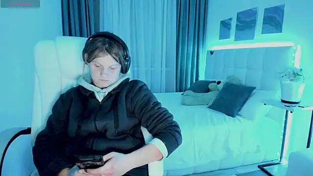 Kathlyn  Heath online show from February 19, 2025, 6:43 pm