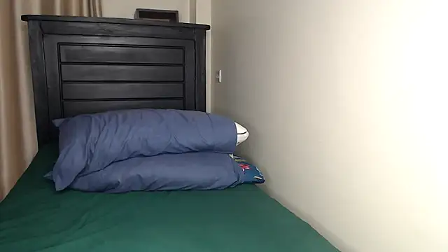 NIKKIE LOVE online show from October 28, 2025, 1:36 pm