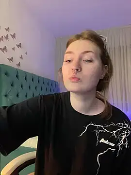  Chlo  e online show from March 7, 2025, 10:43 pm