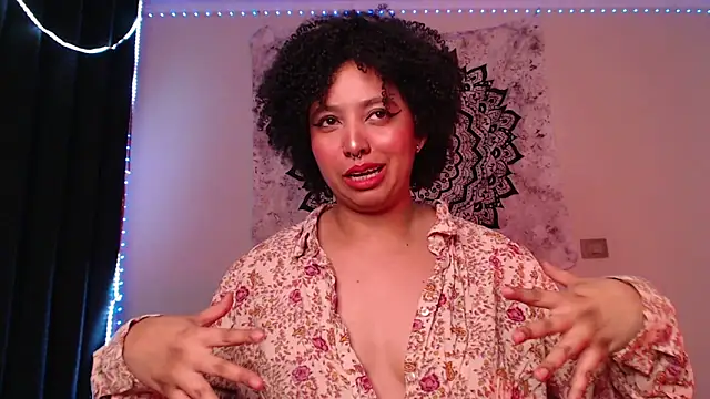 Snapshot of michell_bling1 chatting on December 15, 2024, 6:29 am michell bling1 online show from December 15, 2024, 6:29 am