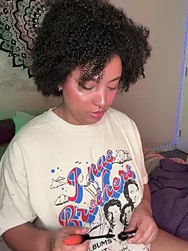 Snapshot of michell_bling1 chatting on December 16, 2024, 7:04 am michell bling1 online show from December 16, 2024, 7:04 am