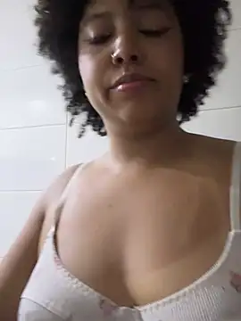 Snapshot of michell_bling1 chatting on January 5, 2025, 8:32 am michell bling1 online show from January 5, 2025, 8:32 am