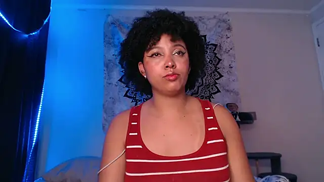 Snapshot of michell_bling1 chatting on January 15, 2025, 4:57 am michell bling1 online show from January 15, 2025, 4:57 am