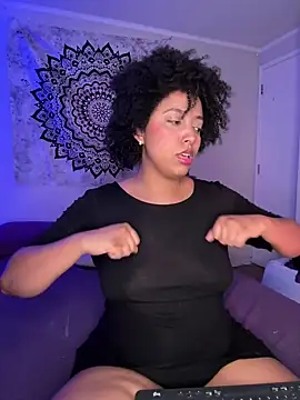 Snapshot of michell_bling1 chatting on January 20, 2025, 4:10 am michell bling1 online show from January 20, 2025, 4:10 am