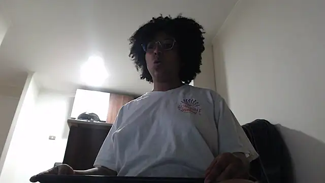 Snapshot of michell_bling1 chatting on December 14, 2025, 5:57 am michell bling1 online show from December 14, 2025, 5:57 am