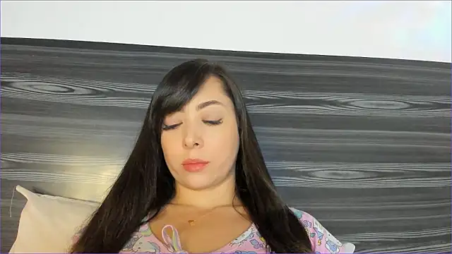 Mila  Paramo online show from January 14, 2026, 12:05 am