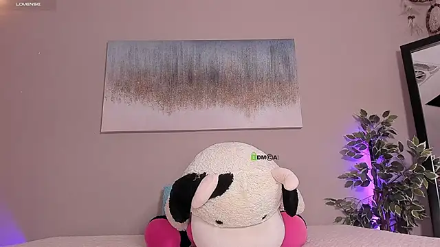 Briana Wells  online show from October 23, 2025, 1:21 pm