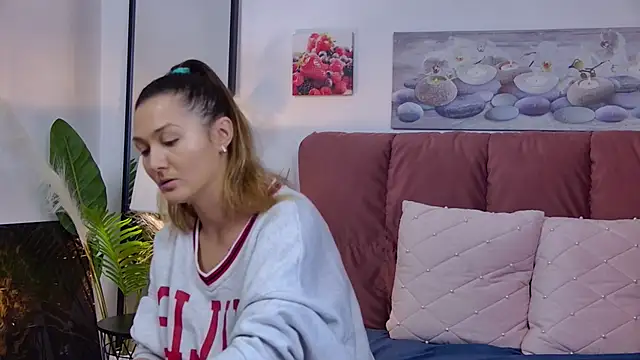 Snapshot of NicolLopeze chatting on December 20, 2024, 10:27 am NicolLopeze online show from December 20, 2024, 10:27 am