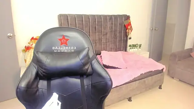 xiomara  cortes online show from December 21, 2025, 12:01 pm