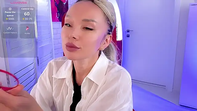 WhiteBunny online show from April 15, 2026, 7:37 am