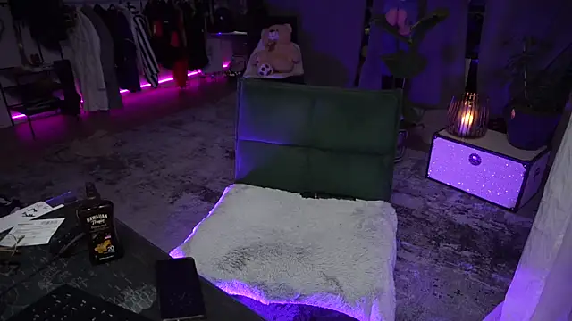 LaraPunkt online show from February 5, 2025, 4:36 pm