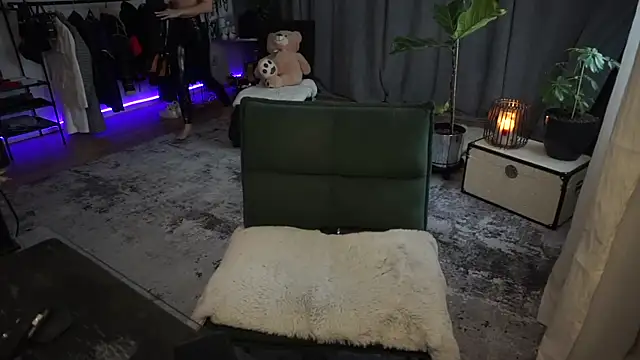 LaraPunkt online show from February 21, 2025, 8:40 am