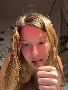 kimczii online show from March 17, 2025, 10:27 am