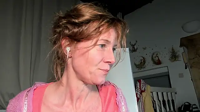 Snapshot of Lola_Belgium chatting on February 6, 2025, 5:30 pm Lola Belgium online show from February 6, 2025, 5:30 pm