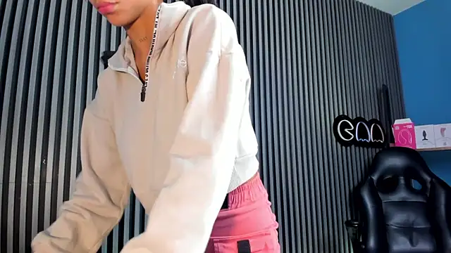 LauraAristizabal online show from February 21, 2025, 3:54 pm