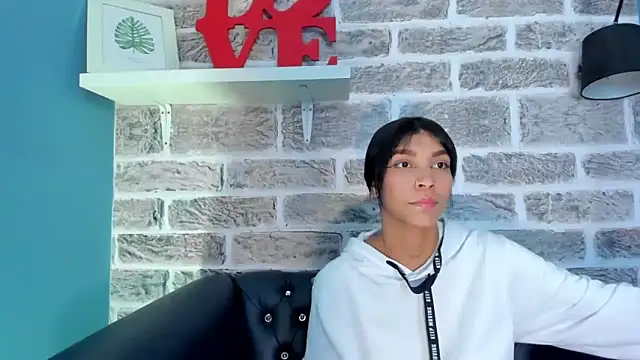 LauraAristizabal online show from March 3, 2025, 6:55 pm