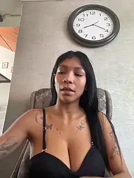 LauraAristizabal online show from March 7, 2025, 1:18 pm