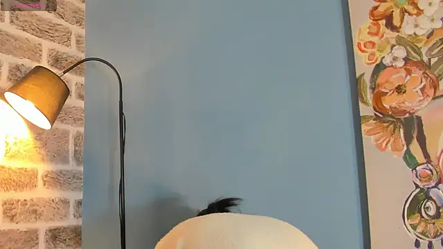 LauraAristizabal online show from October 12, 2025, 12:37 pm