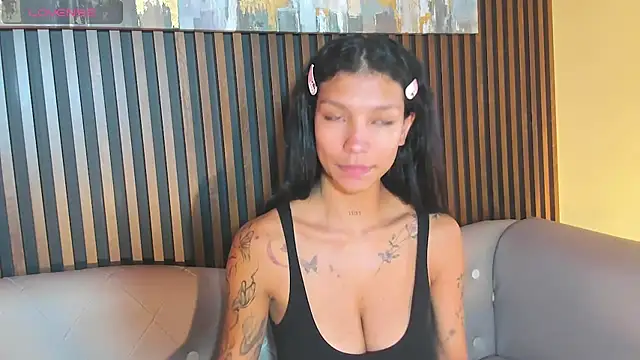 LauraAristizabal online show from October 15, 2025, 12:38 pm