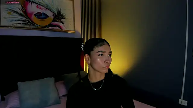 LauraAristizabal online show from April 15, 2026, 12:34 pm