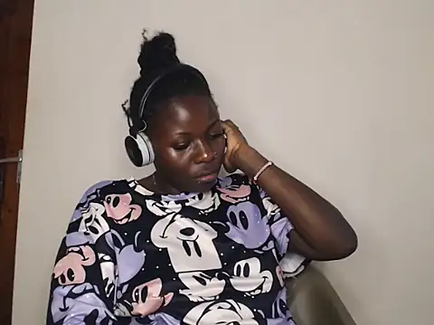 queenofqueens96 online show from March 12, 2026, 6:19 am