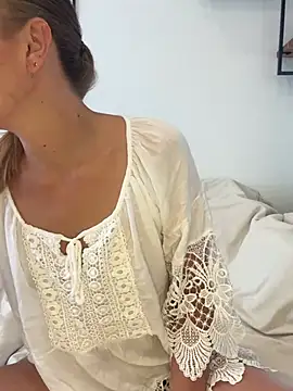 Snapshot of Suesse_Schnitte chatting on June 1, 2026, 7:54 am Suesse Schnitte online show from June 1, 2026, 7:54 am
