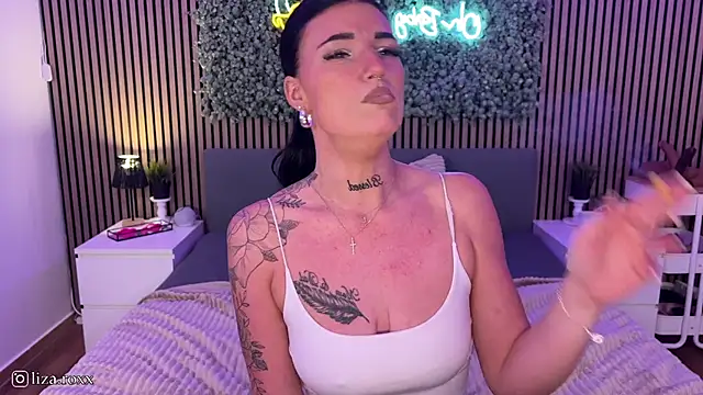 LizaRoxx online show from October 3, 2025, 7:44 pm