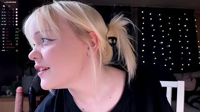 LisaLaas online show from December 16, 2025, 8:14 pm