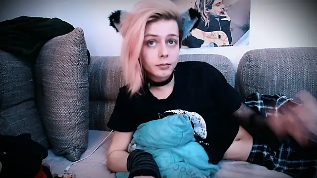 Littlepinkcat online show from October 27, 2025, 2:43 pm