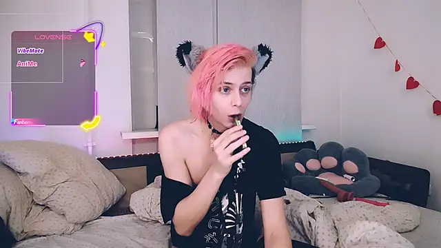 Littlepinkcat online show from April 11, 2026, 10:36 pm