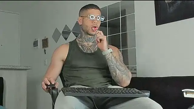  jamesleandros1 online show from February 20, 2025, 5:33 am