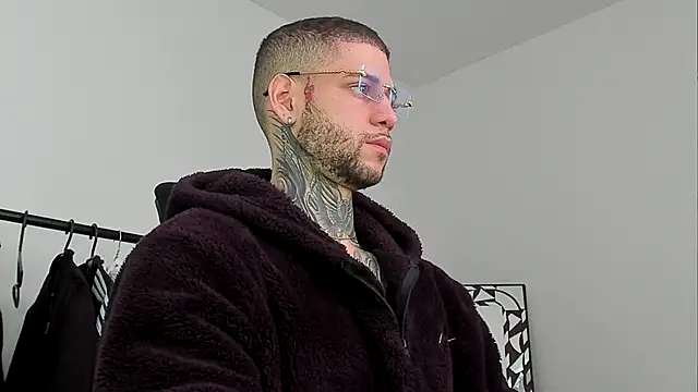  jamesleandros1 online show from November 12, 2025, 12:27 pm